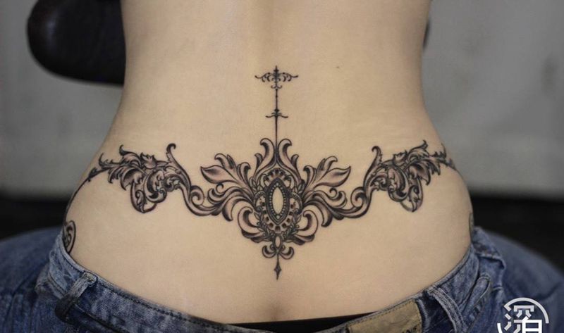 性感巴洛克腰部纹身纹身图片_背部腰部欧美写实图腾巴洛克纹身图案