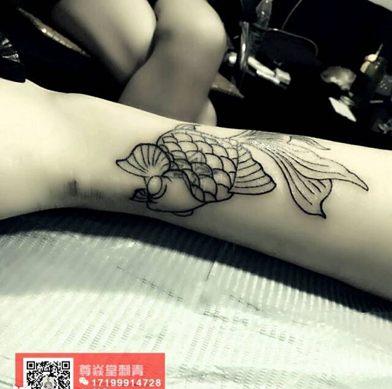 金鱼纹身图片_脚部欧美动物手稿纹身图案