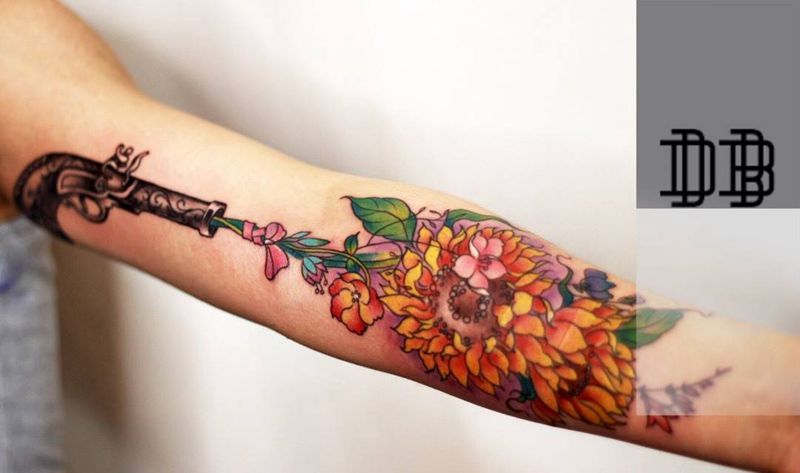 原创火枪花朵纹身图片_手臂手部欧美写实New School火枪纹身图案