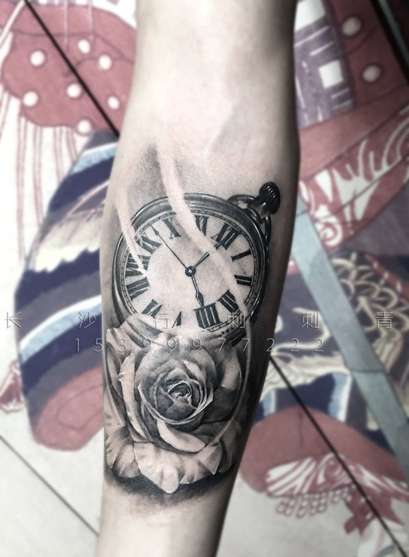 怀表配玫瑰纹身图片