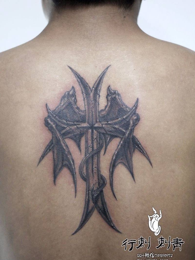 旧物改造纹身图片_背部写实纹身图案