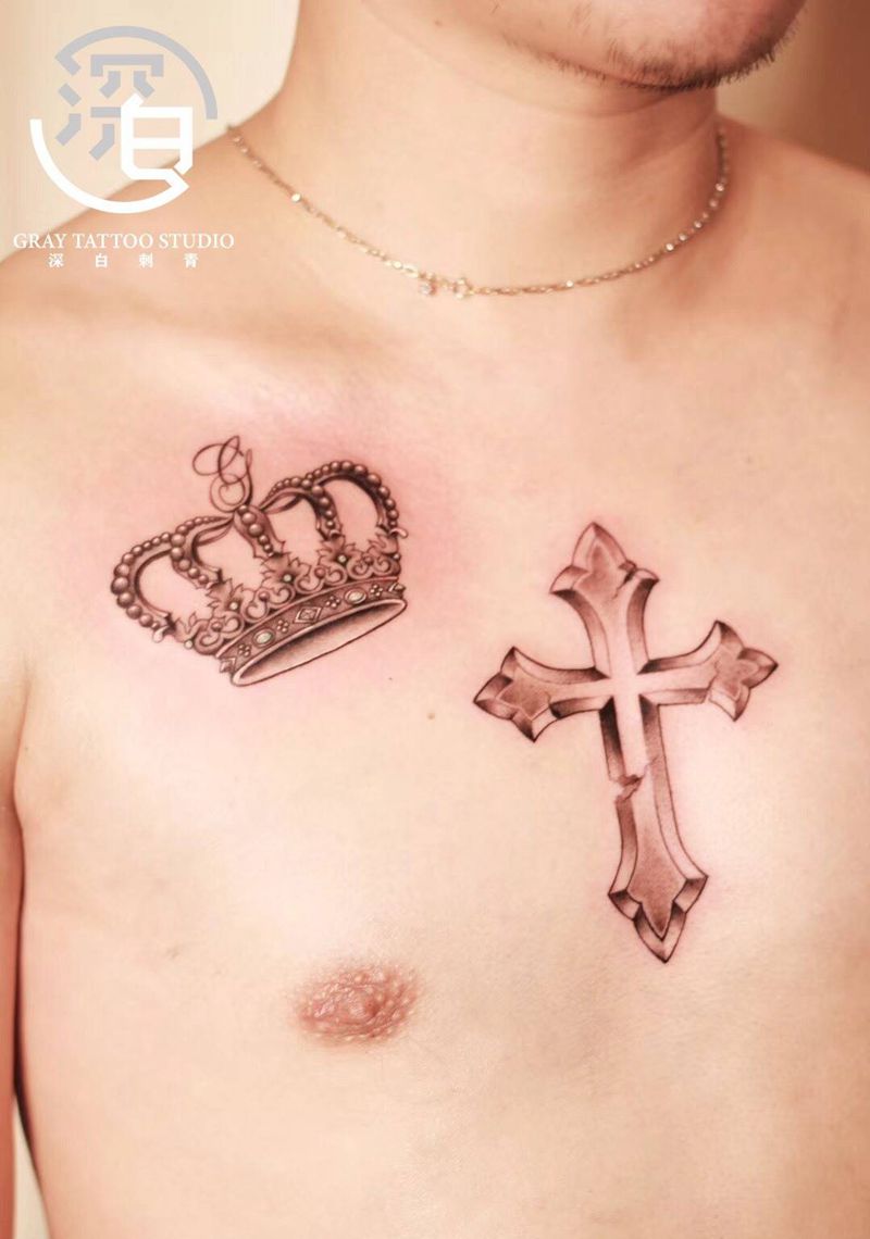 皇冠十字架纹身图片_胸部欧美写实十字架纹身图案