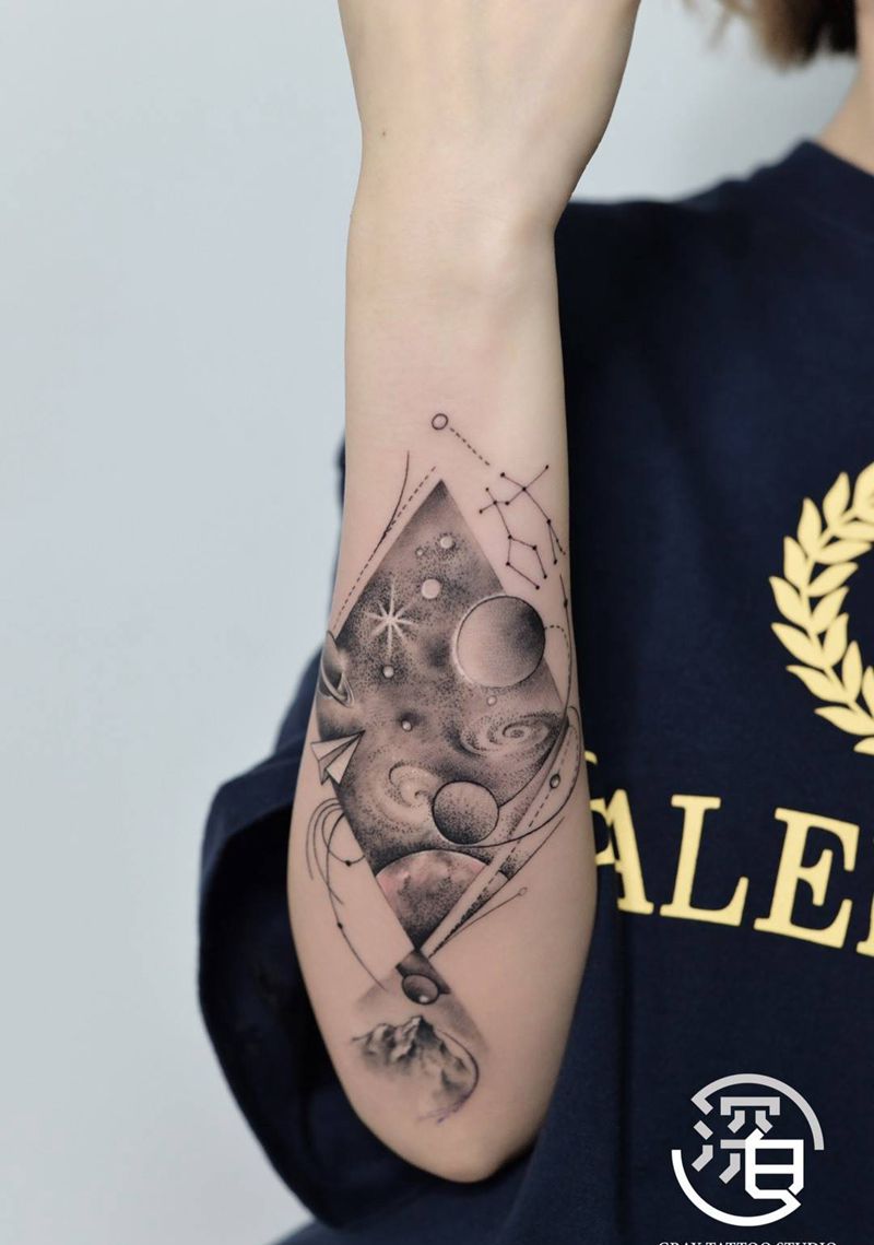 宇宙与山纹身图片_手臂手部欧美写实点刺宇宙星球纹身图案