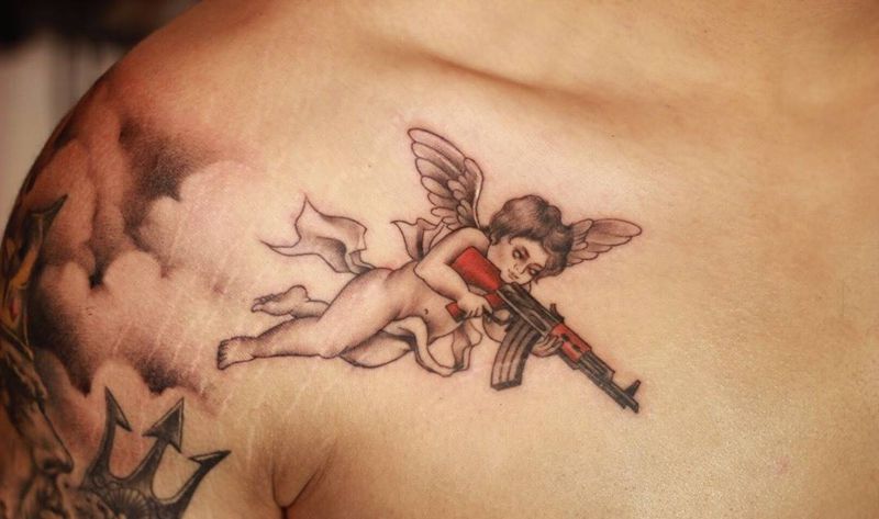小天使花肩纹身图片_肩部欧美写实天使纹身图案