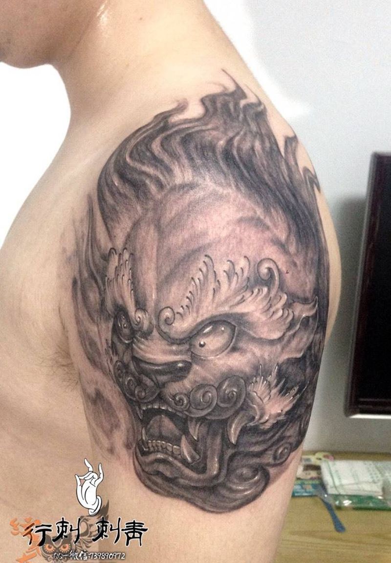 大臂福狮纹身图片