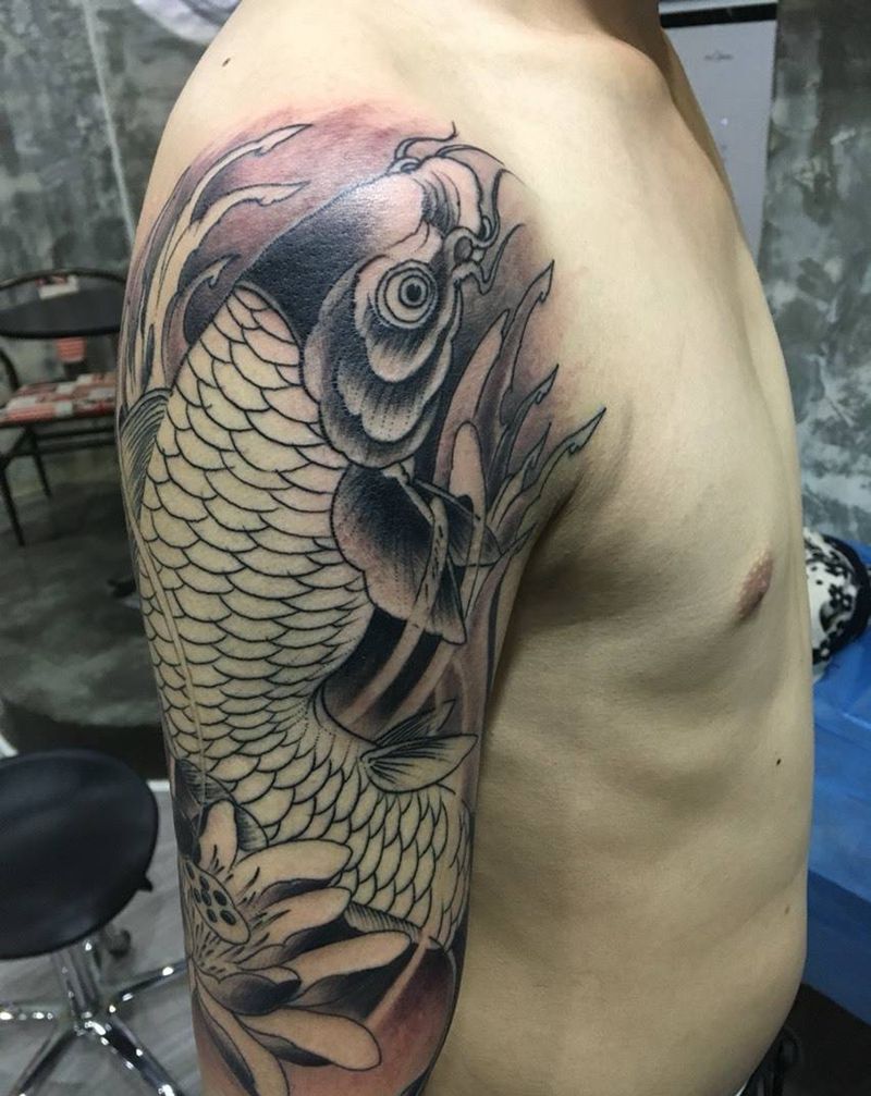 大臂莲鲤纹身图片