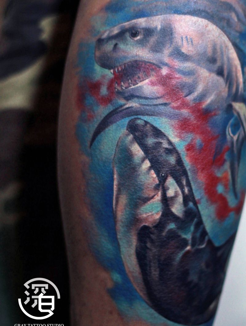 彩色写实鲨鱼纹身图片_脚部腿部欧美写实鲨鱼海豚纹身图案