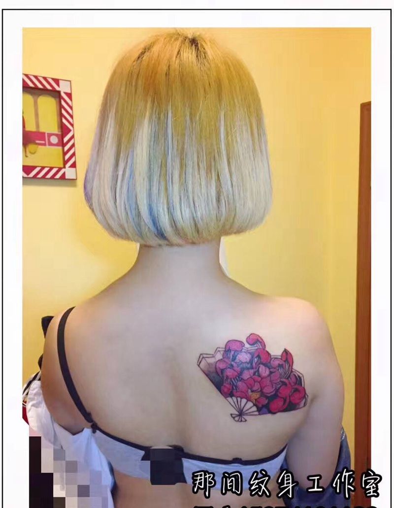 扇子纹身图片_背部纹身图案