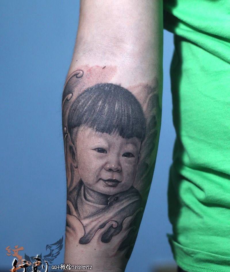 肖像加鱼包小臂纹身图片