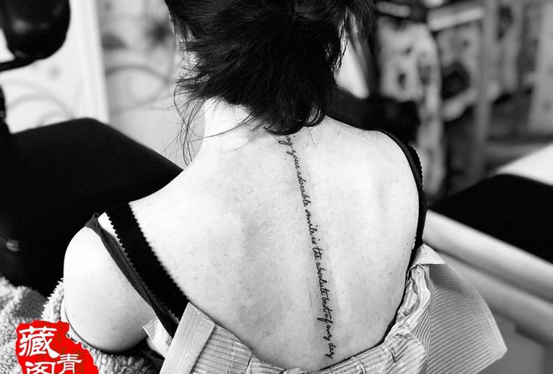 英文脊柱纹身图片_成品背部清新字符纹身图案