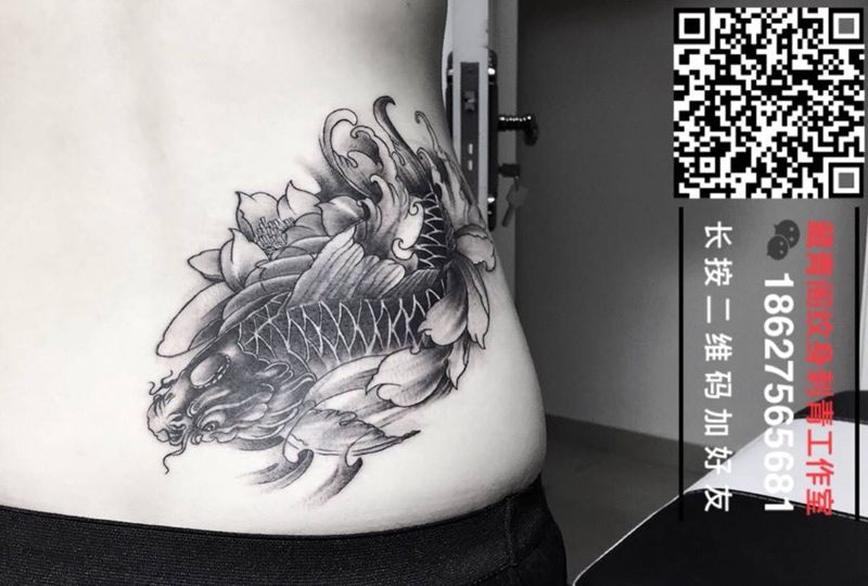 鲤鱼莲花遮盖纹身图片