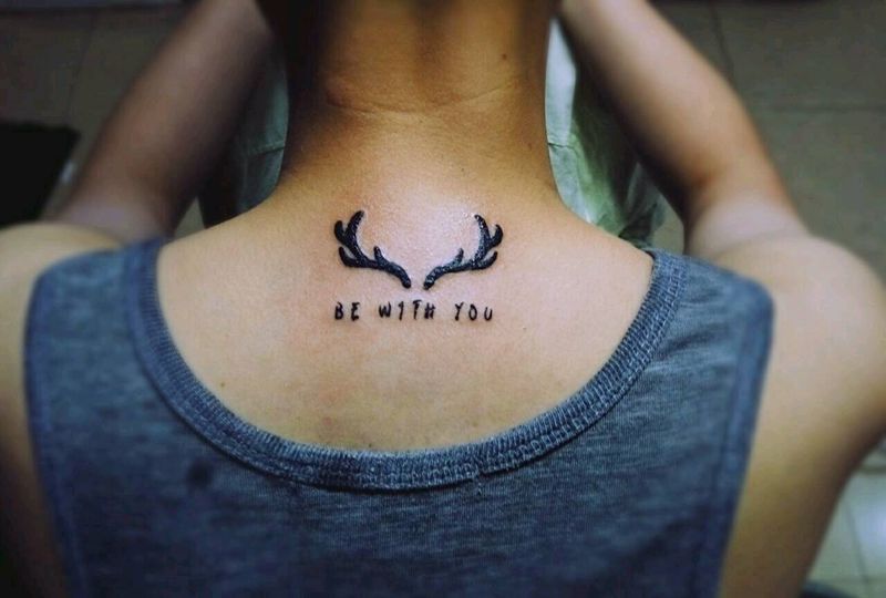 鹿角纹身图片_颈部欧美成品纹身图案