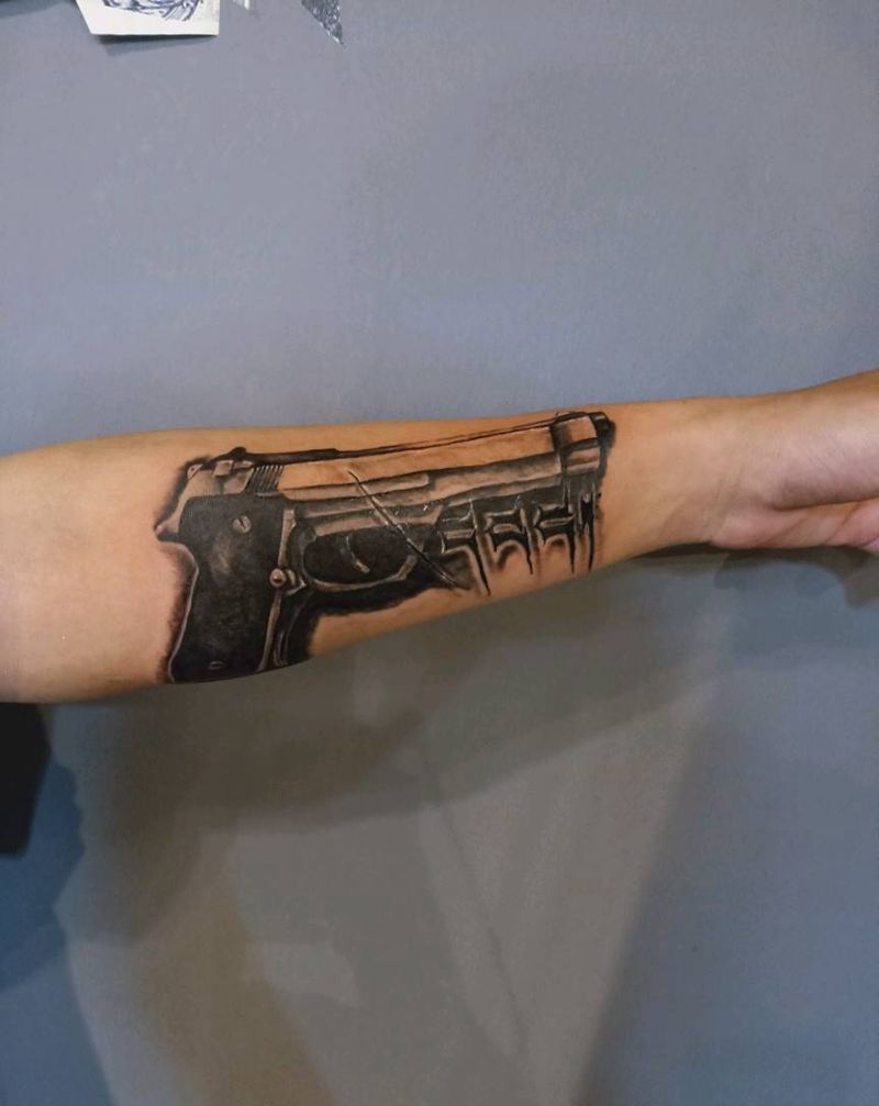 遮盖字母的手枪纹身图片