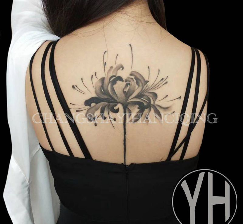 彼岸花纹身图片_背部水墨纹身图案