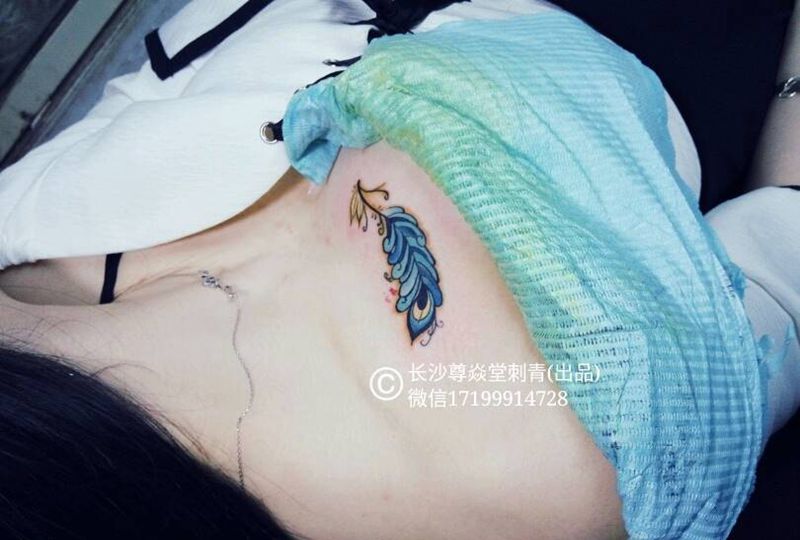 羽毛纹身图片_胸部成品纹身图案