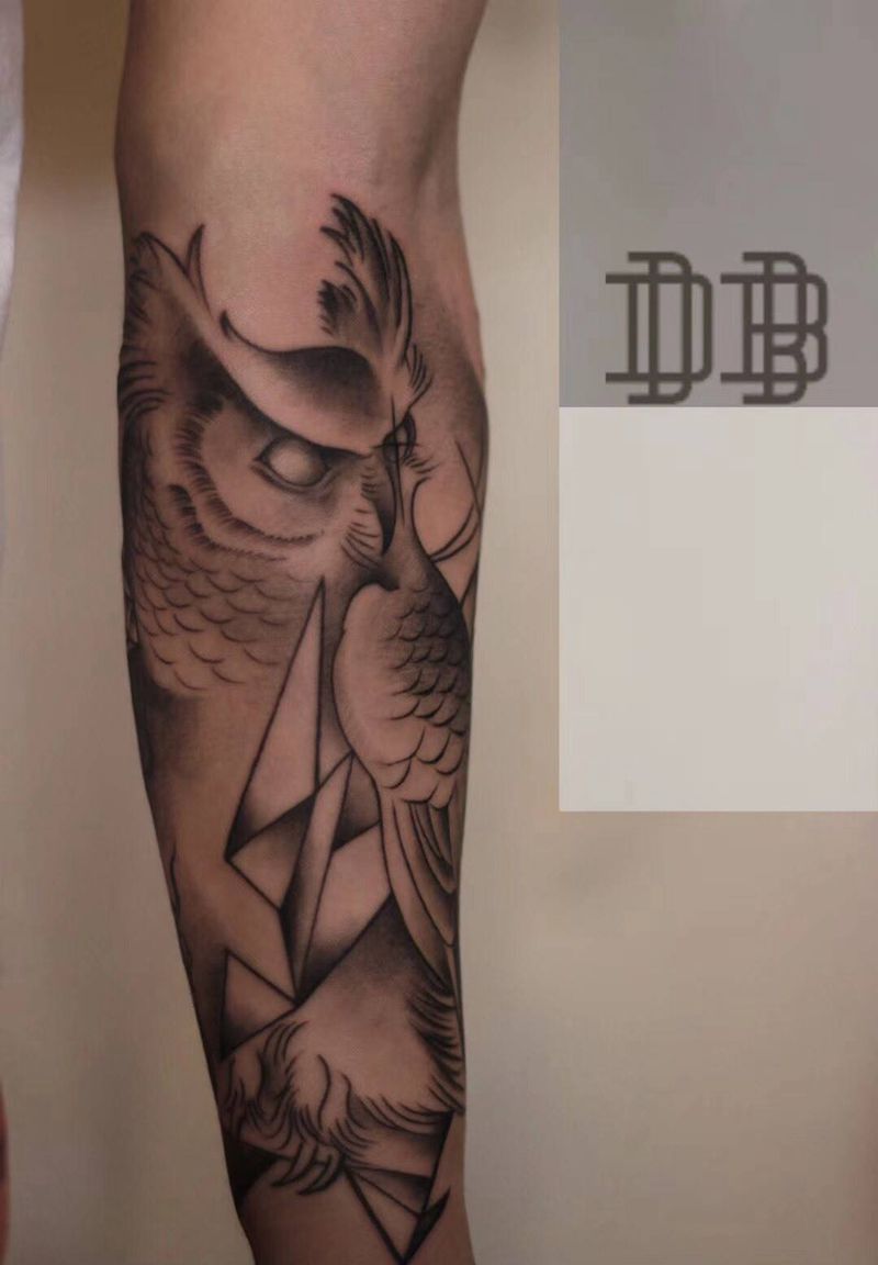 篮球风格包臂纹身图片_手臂手部欧美写实几何猫头鹰篮球花体字纹身图案