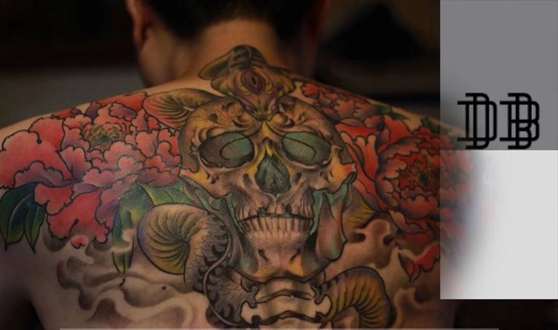 骷髅牡丹半背纹身图片_肩部背部新传统New School牡丹骷髅蛇纹身图案