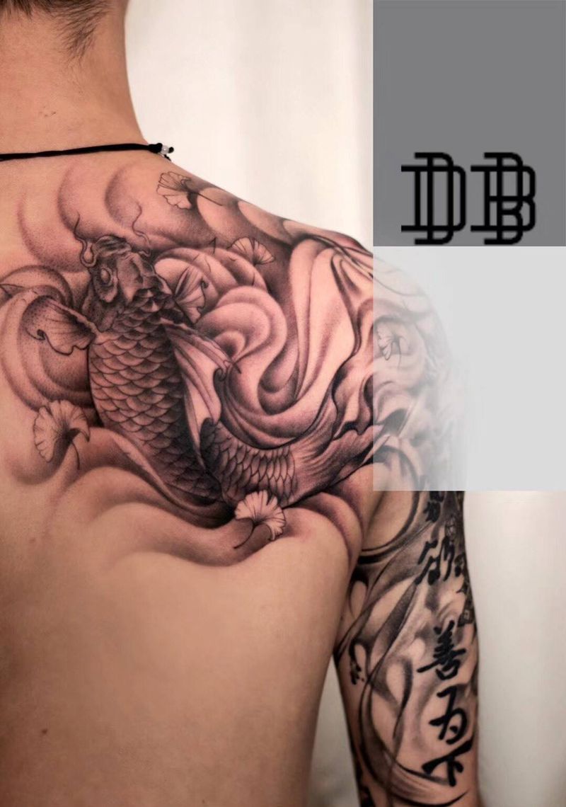 传统锦鲤半胛纹身图片_肩部背部新传统水墨鱼纹身图案