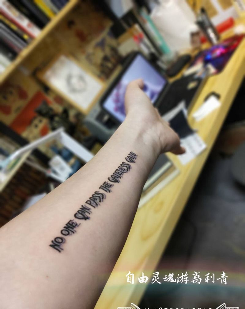 字母设计纹身图片_手臂花体字纹身图案