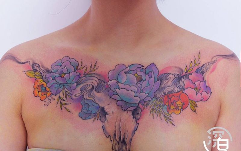 牛头骨花胸纹身图片_胸部欧美写实New School花牛头纹身图案