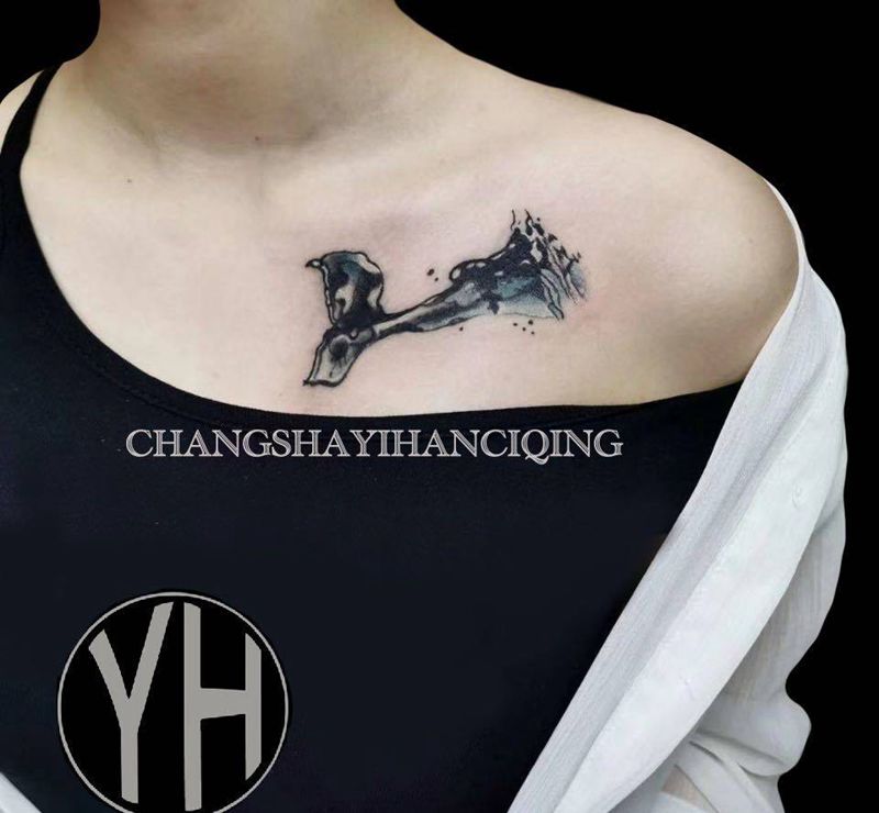 鲸鱼尾纹身图片_胸部水墨纹身图案