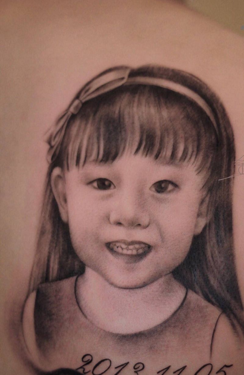 宝宝肖像纹身图片_背部欧美写实人像纹身图案