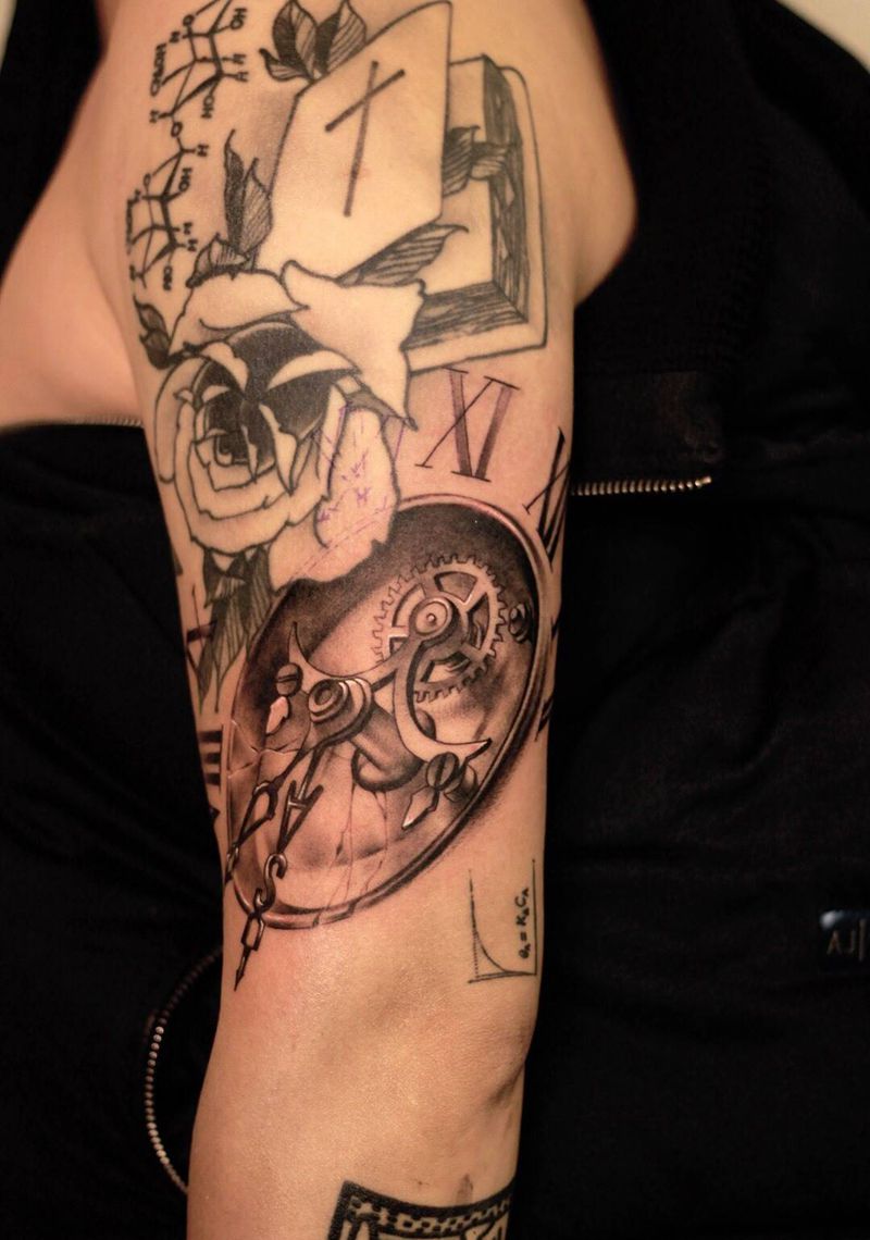 怀表纹身图片_手臂欧美写实怀表纹身图案