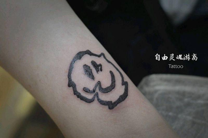 扭曲笑脸纹身图片_手部手臂New School纹身图案