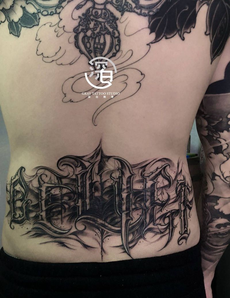旧纹身遮盖花体字纹身图片_背部腰部花体字花体字遮盖纹身图案