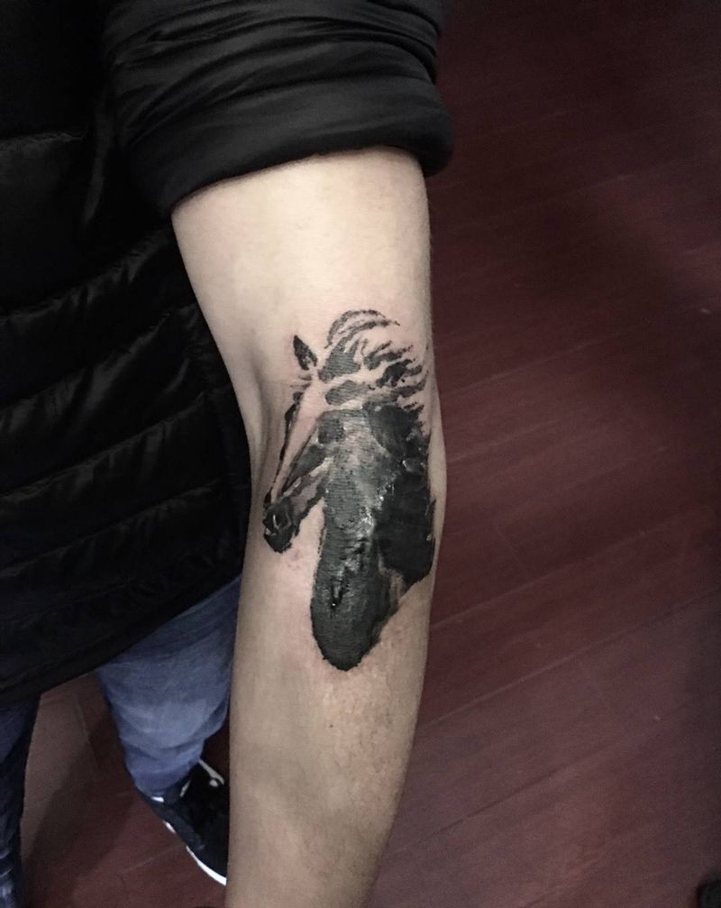 水墨马遮盖疤和旧纹身纹身图片