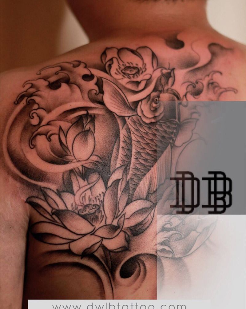 锦鲤莲花纹身图片_背部肩部新传统老传统鱼莲花浪纹身图案