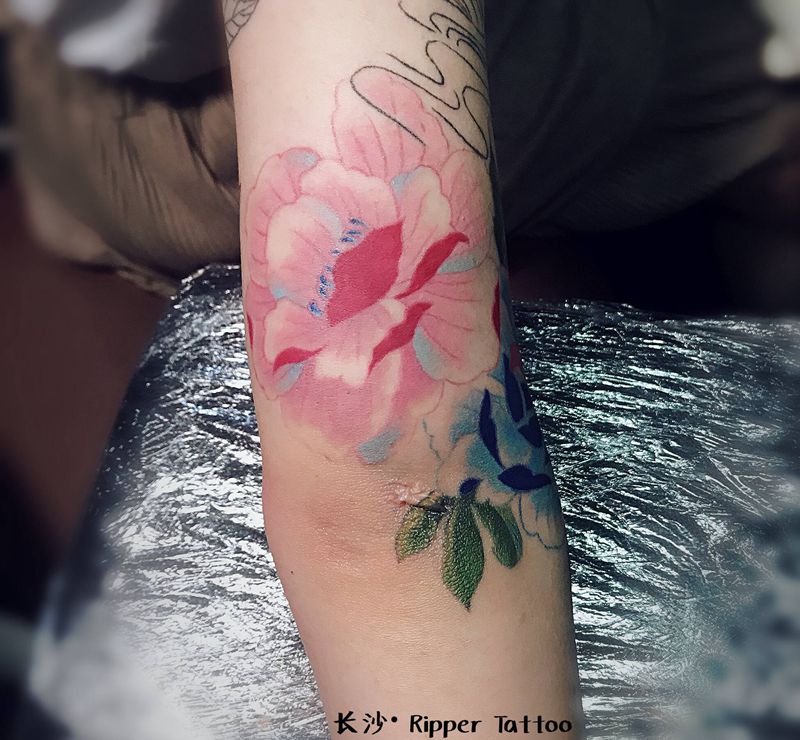 彩色牡丹纹身图片_手臂新传统水彩纹身图案
