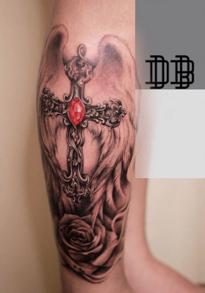 写实十字架纹身图片_脚部腿部欧美写实十字架纹身图案