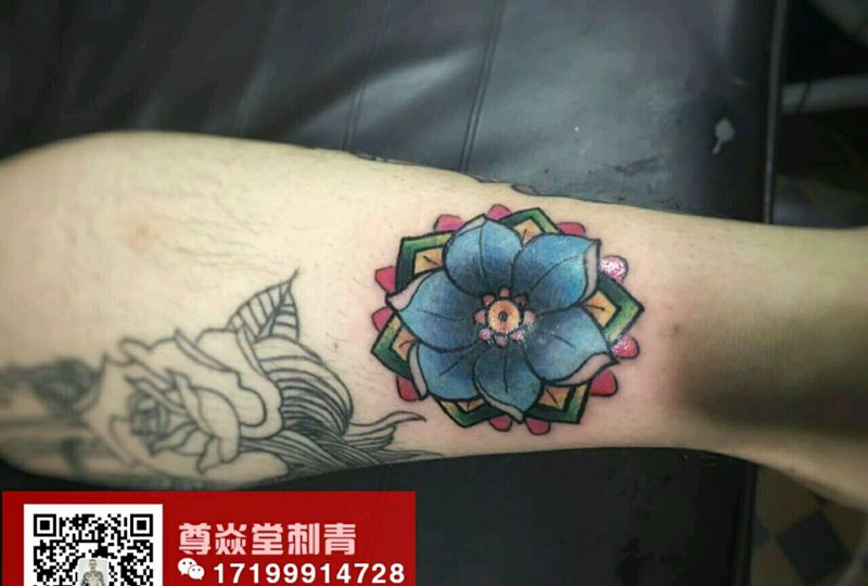 一花一世界纹身图片_腿部欧美植物原创成品纹身图案