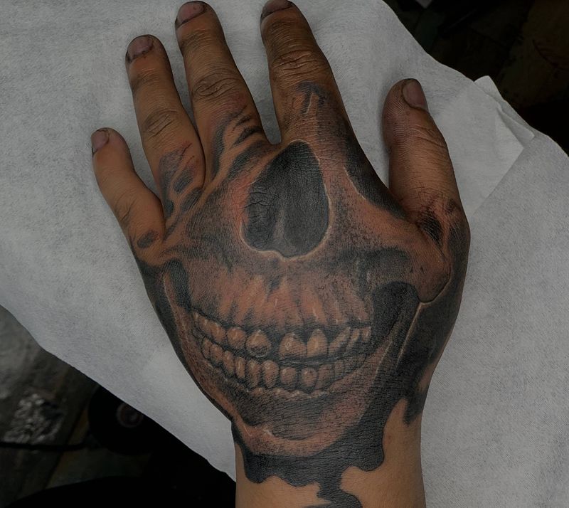 手背骷髅纹身图片_手部欧美写实纹身图案