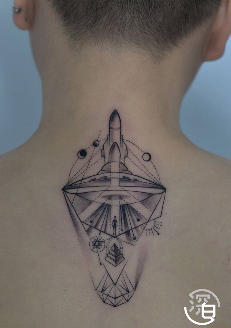 原创宇宙反战纹身图片_颈部背部点刺几何宇宙外星人纹身图案
