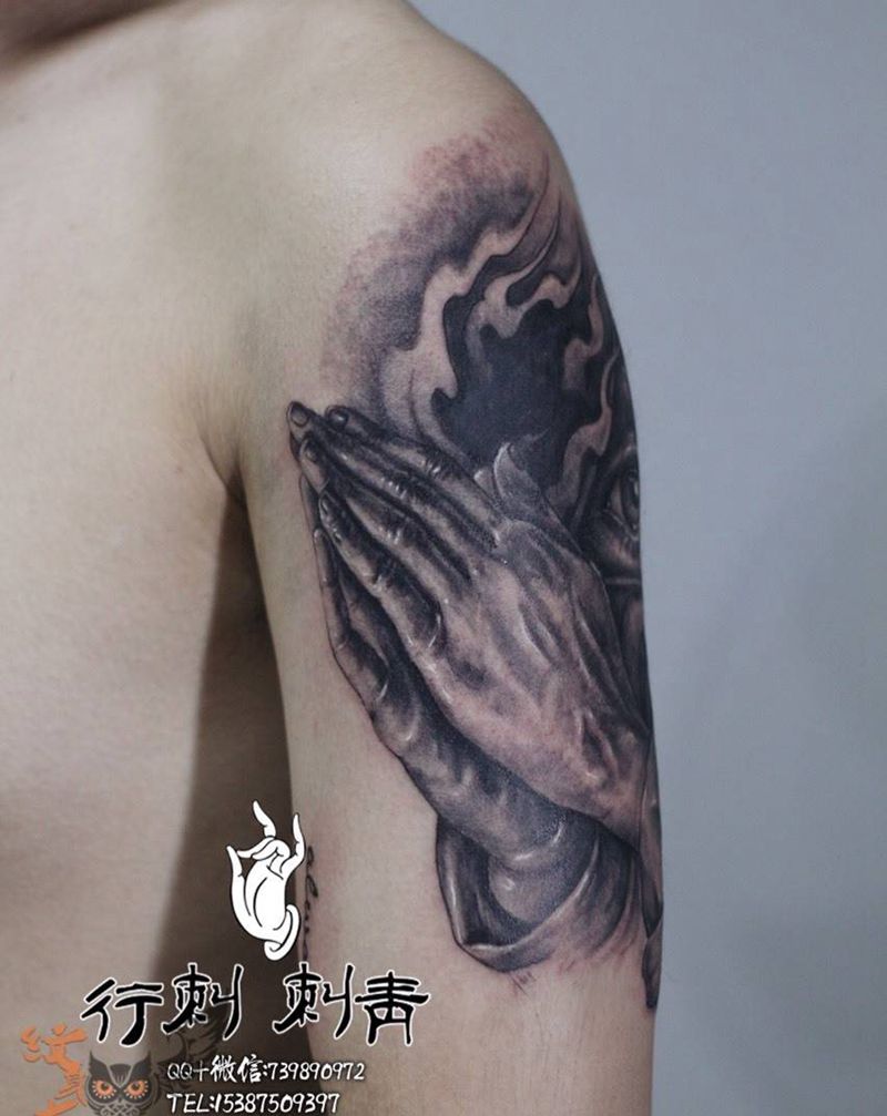 字体遮盖 祈祷之手纹身图片