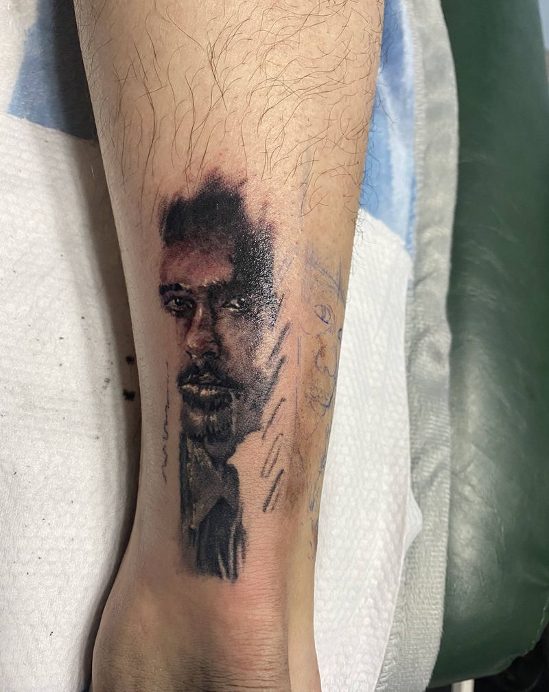 布拉德皮特/摩根弗里曼纹身图片_腿部欧美写实纹身图案