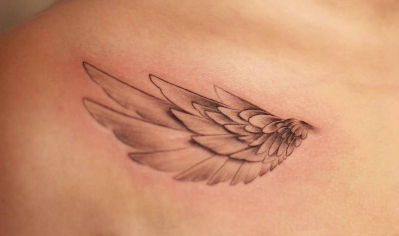 超写实翅膀纹身图片_胸部欧美写实翅膀纹身图案