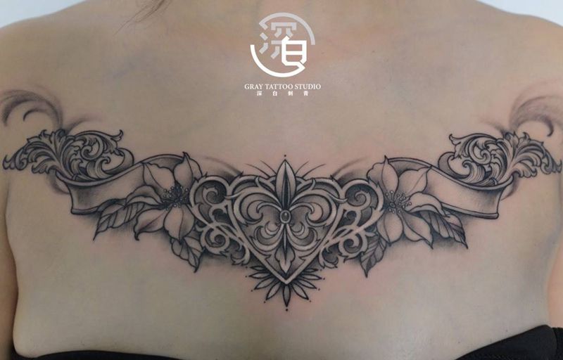 巴洛克花胸纹身图片_胸部肩部欧美写实New School花巴洛克纹身图案