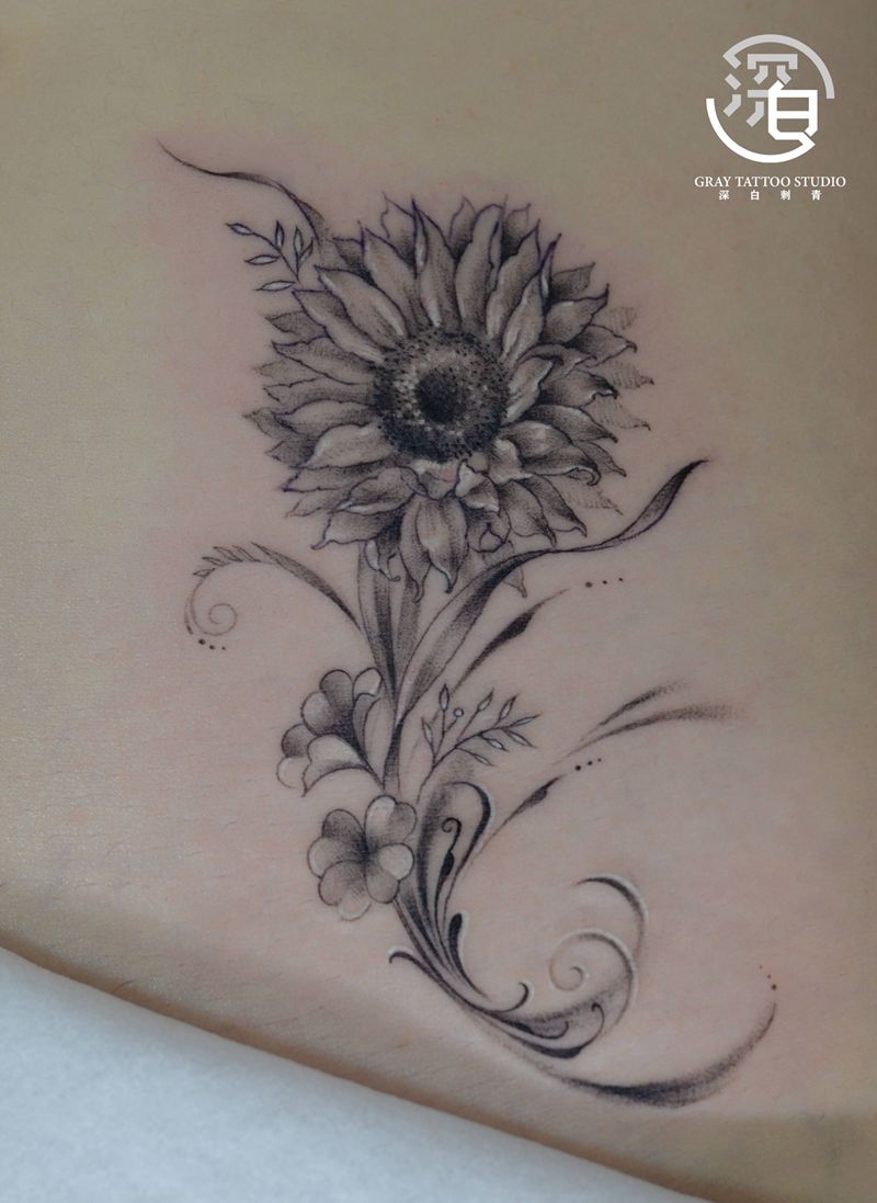 向日葵纹身图片_腹部点刺欧美写实花小清新纹身图案