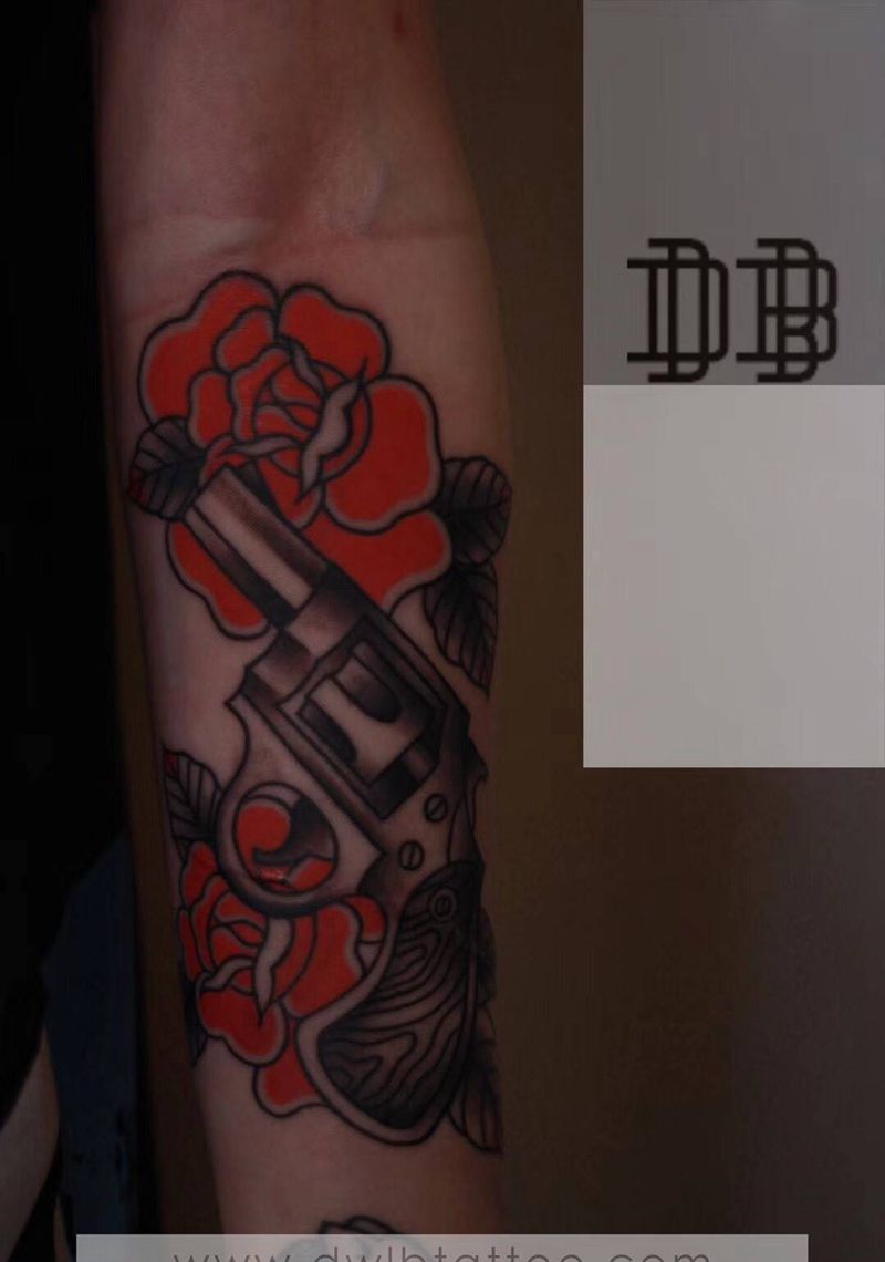 花枪与AK47纹身图片_手部手臂Old School欧美写实枪纹身图案