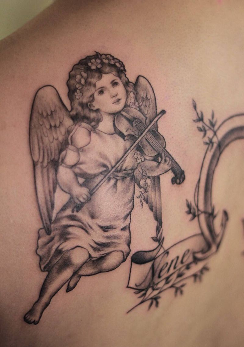 小天使半背纹身图片_背部欧美写实天使纹身图案