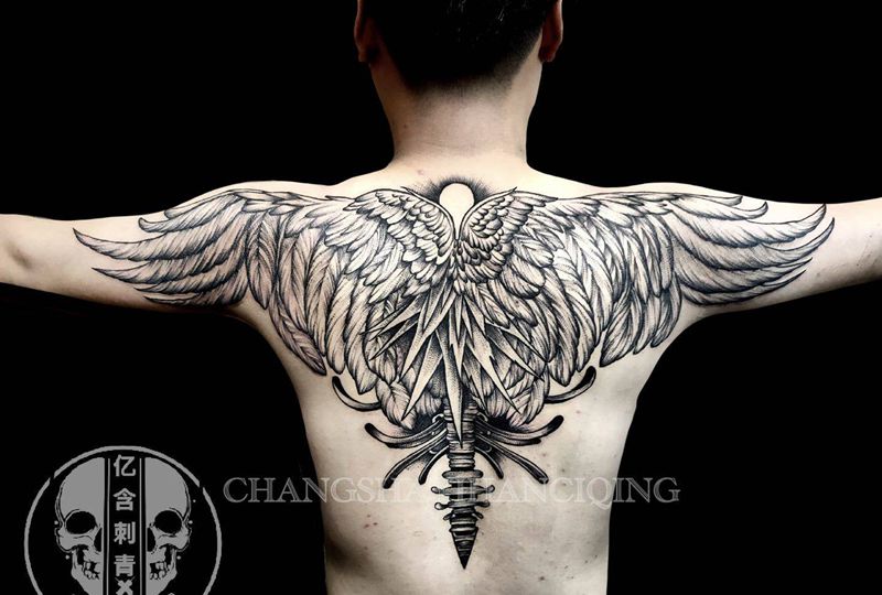 点刺翅膀纹身图片_背部点刺纹身图案