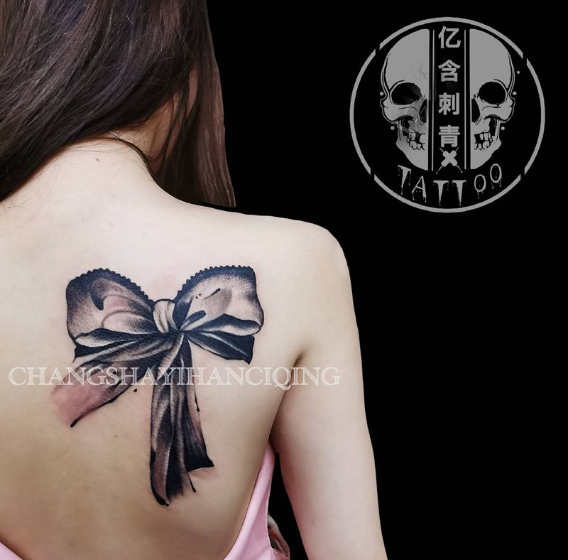 水墨蝴蝶结纹身图片_肩部纹身图案