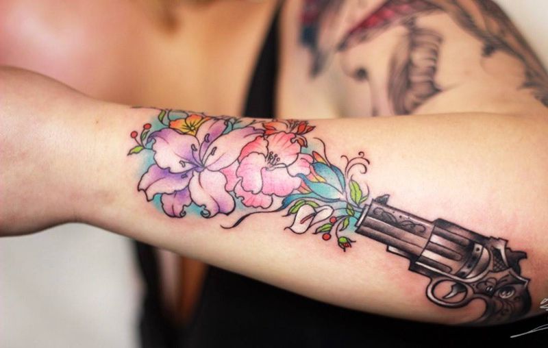 小清新花枪纹身图片_手臂手部欧美写实New School枪纹身图案