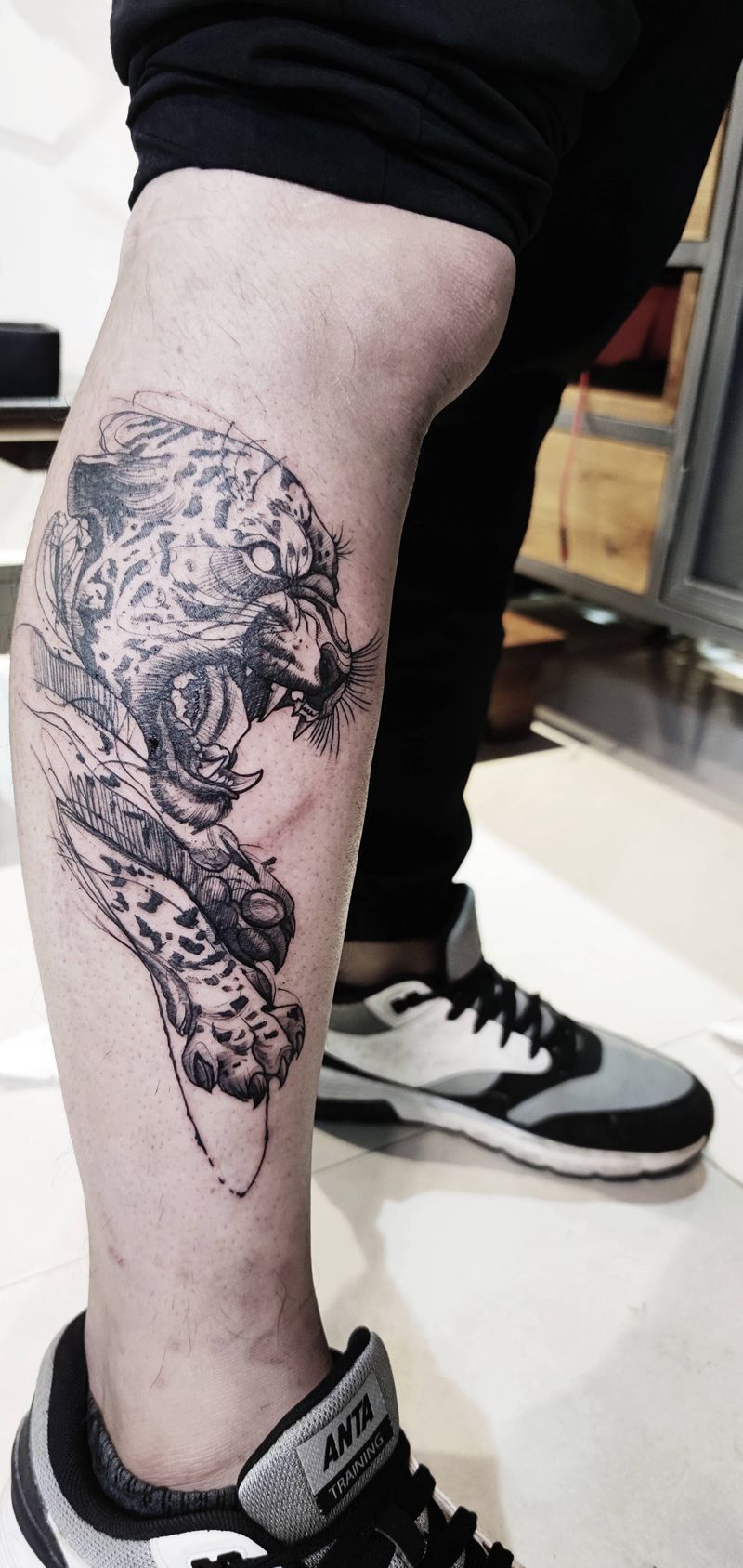 豹子纹身图片_腿部线条素描纹身图案