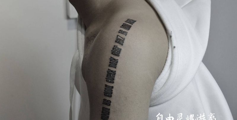 字母纹身图片_肩部花体字纹身图案
