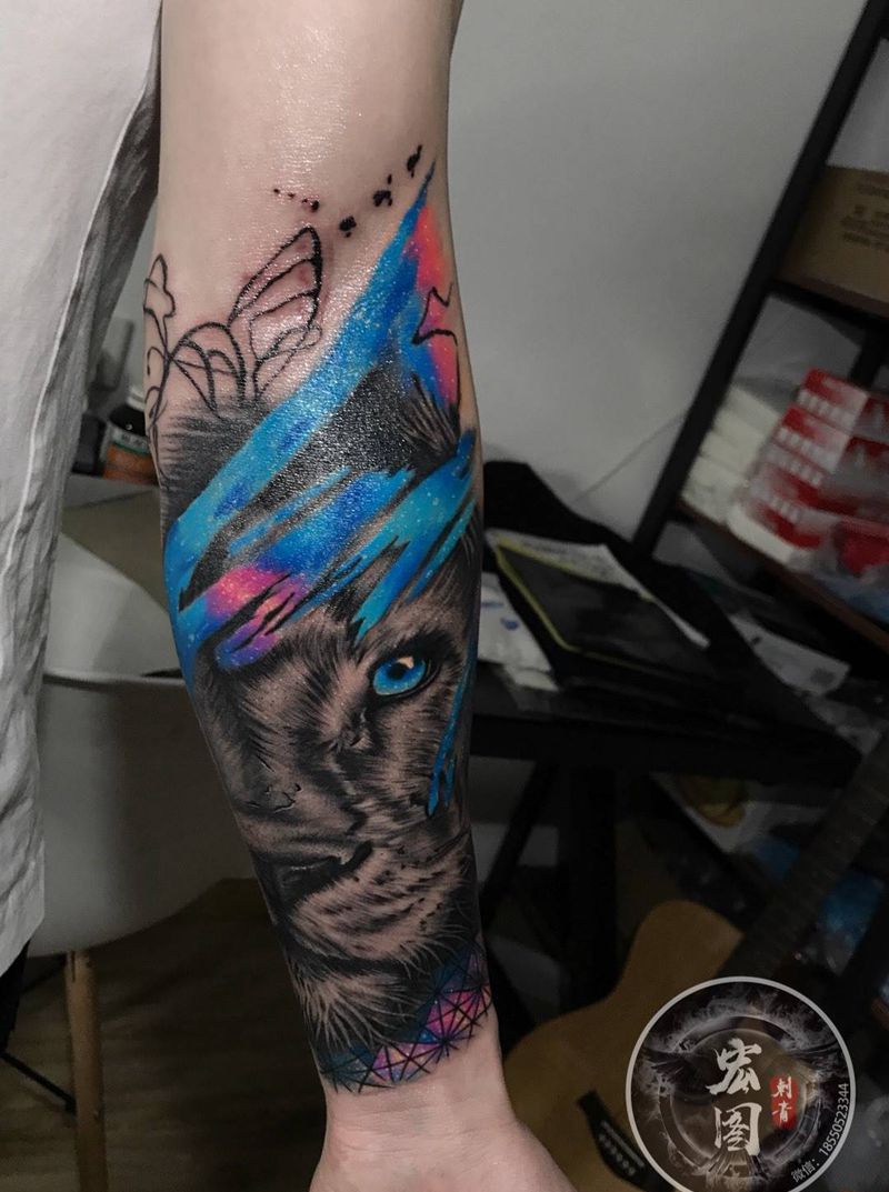 水彩狮子纹身图片_手臂手部欧美写实水彩纹身图案