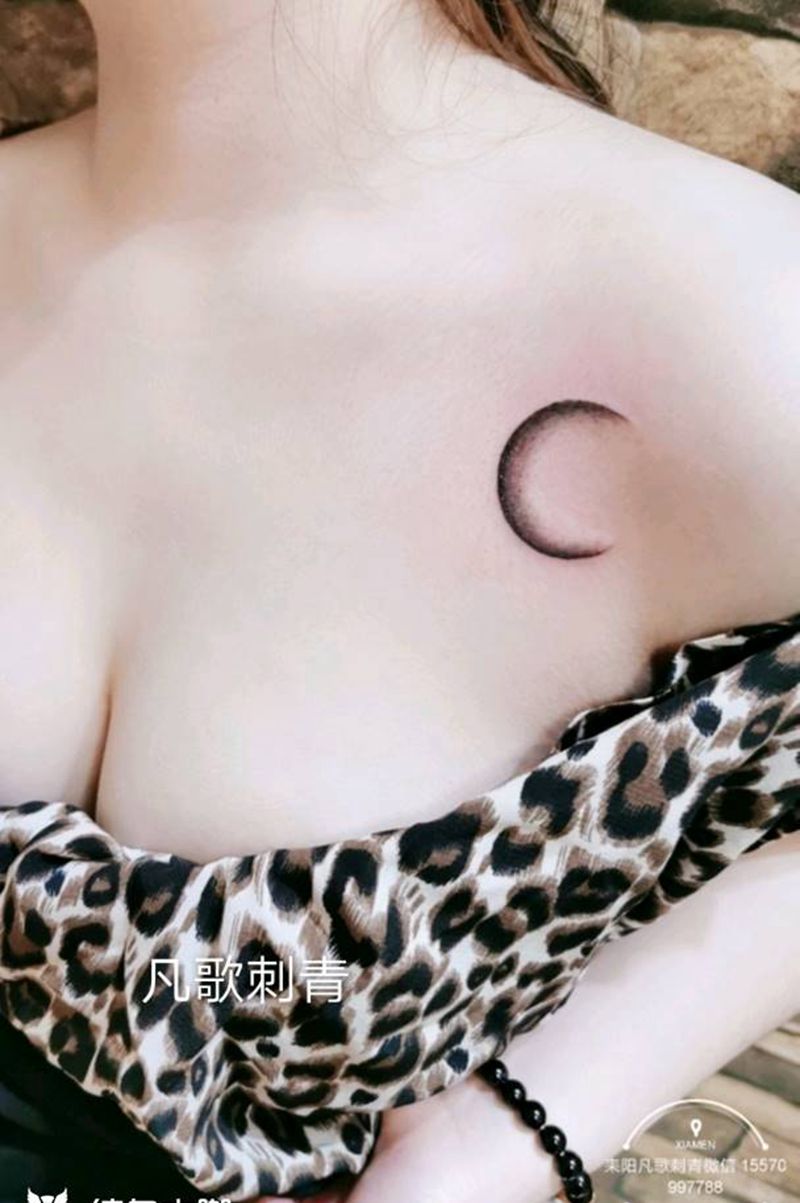 月亮纹身图片_胸部纹身图案